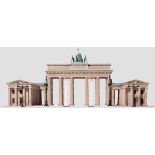 Brandenburger Tor-Modell mit Zubehör Modellbau Jonas Berlin, 80er Jahre, Gips, Holz, Metallguss,