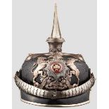 Helm für Flügeladjutanten um 1910 Schwarz lackierte Lederglocke (krakeliert) mit eckigem