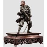 Bronzefigur eines Samurai, Japan, Meiji-Periode Unterschiedlich patinierte Bronze, feine,