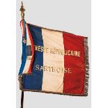 Fahne "Jeunesse Républicaine Sarthoise" u.a. Trikolore aus Seidentuch mit umlaufendem goldenem
