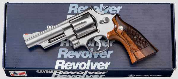 Smith & Wesson Mod. 629-1,"The .44 Magnum Stainless", im Karton Kal. .44 Mag., Nr. AYV3258. Blanker,