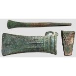 Spätbronzezeitliches Tüllenbeil, dazu Meißel und Tüllenhammer, 10. - 9. Jhdt. v. Chr. Bronzebeil. Im