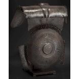 Mehrteiliger Rückenpanzer (Krug), osmanisch, 16. Jhdt. Kragenplatte mit zwei an originalem