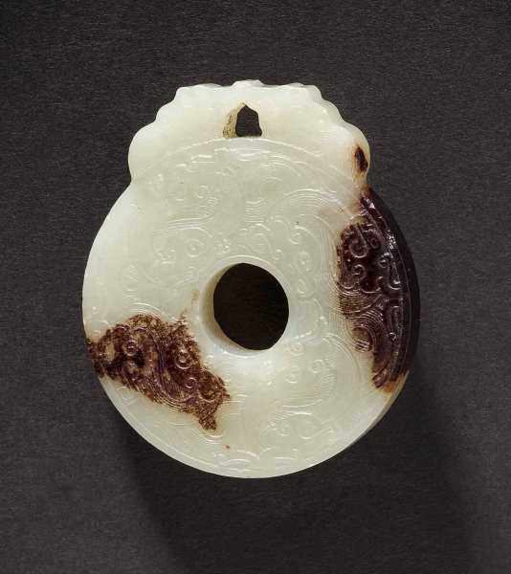 A Chukuo Jade Bi-disc with Dragon Design, Qing Dynasty 清代龍紋出廓玉璧 Diameter 4.7 cm. 直徑 4.7 cm. Zustand: