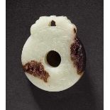 A Chukuo Jade Bi-disc with Dragon Design, Qing Dynasty 清代龍紋出廓玉璧 Diameter 4.7 cm. 直徑 4.7 cm. Zustand: