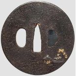 Tsuba, Japan um 1750 Schwere, eiserne Marugata Tsuba. Auf glatter Platte Darstellung von zwei Hütten