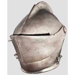 Geschlossener Helm, deutsch/Italien um 1570/80 Einteilig geschlagene Kalotte mit schmalem Kamm und