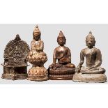 Drei Buddha-Figuren, eine Öllampe, Südostasien, 19. Jhdt. Drei unterschiedliche, sitzende Figuren