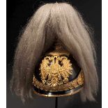 Helm für Offiziere der k. u. k. Trabantenleibgarde mit Koffer, um 1904 Korpus aus schwarz