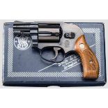 Smith & Wesson Mod. 49, "The Bodyguard", im Karton Kal. .38 S & W Spl., Nr. J571797. Blanker Lauf,