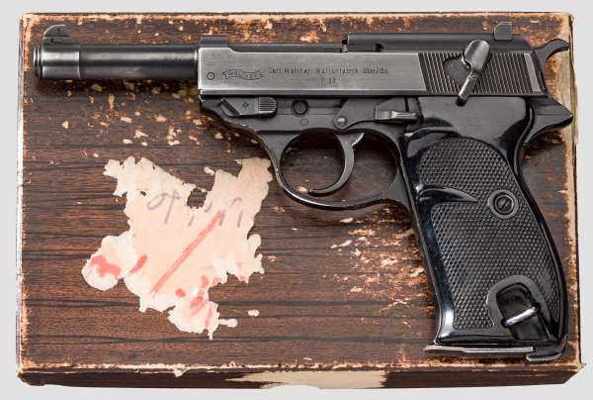 Walther P 38, im Karton Kal. 9 mm Luger, Nr. 414046. Blanker Lauf. Achtschüssig. Dt. Beschuss.