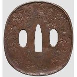 Tsuba, Japan um 1750 Nigurome O Kakumarugata Tsuba im Tembo-Stil. Gestauchter Rand auf glatter