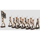 Zwölf Marine-Soldaten in weißer Uniform im Marsch mit Fahnenträger Zwölf Marine-Figuren, Lineol, 7