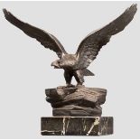 Tischadler Bronze, patiniert, unsigniert. Adler mit ausgebreiteten Schwingen auf schwarzem, weiß