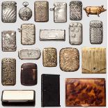 20 kleine Etuis für Streichhölzer Von ca. 1880 bis 1930. Verschiedenste Materialien, darunter