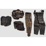 Sammlung Rüstungsteile, Anfang Edo-Periode Ein Paar einfache Shino Kote, auf schwarzem Leinen