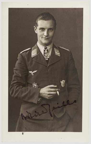 Hans-Joachim Marseille (1919-42) - Foto-Portrait mit Stempelunterschrift Foto des hochdekorierten