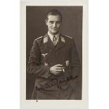 Hans-Joachim Marseille (1919-42) - Foto-Portrait mit Stempelunterschrift Foto des hochdekorierten