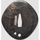 Tsuba, Japan um 1850 Eiserne O Kakumaru Mokume Tsuba. Vs. auf glatter Platte Darstellung einer