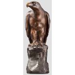 Tischadler Bronze, patiniert, unsigniert. Spähender Adler mit angelegten Flügeln. Gut ausgearbeitete