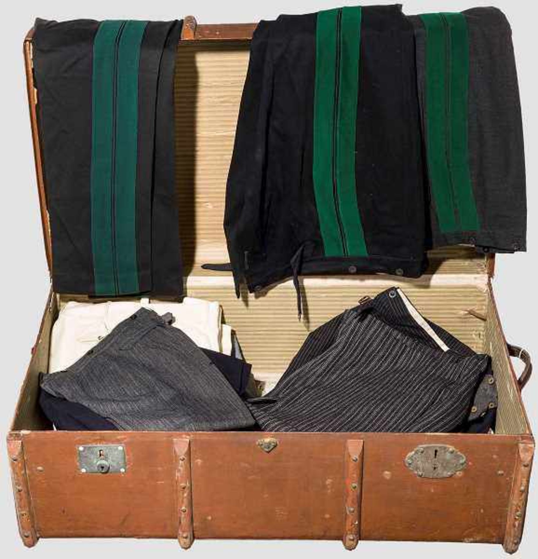 Königliches Haus Hannover - Kleiderkoffer, 20. Jhdt. Zwei dunkle Uniformhosen mit breiten, grünen