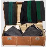 Königliches Haus Hannover - Kleiderkoffer, 20. Jhdt. Zwei dunkle Uniformhosen mit breiten, grünen