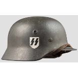 Stahlhelm M 40 mit einem Abzeichen Glocke mit außenseitig feldgrauer Raulackierung und zu 95 %