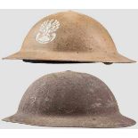 Zwei Helme englischen Typs vor 1945 Sandfarben lackierte Metallglocke, stirnseitig weißes,