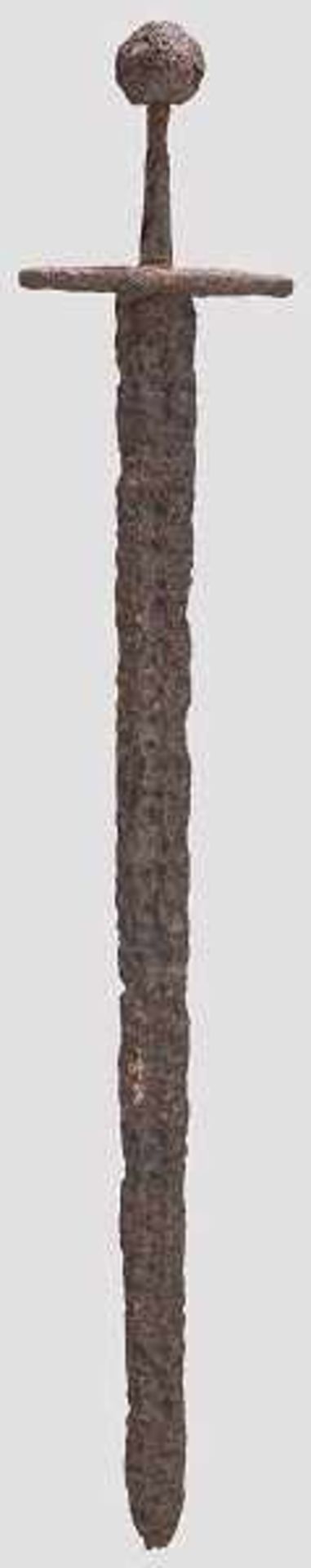 Ritterliches Schwert, deutsch, 13. Jhdt. Zweischneidige, breite Klinge mit beidseitig leichtem