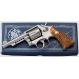 Smith & Wesson Mod. 64, "The .38 M & P Stainless", im Karton Kal. .38 S & W Spl., Nr. D555009.