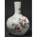 Nine Peaches-Vase, China um 1900 Große, bauchige Vase aus weißem Porzellan mit feiner Fassung in