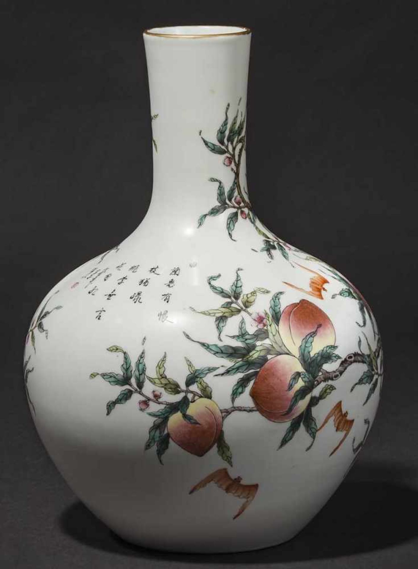 Nine Peaches-Vase, China um 1900 Große, bauchige Vase aus weißem Porzellan mit feiner Fassung in