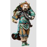 Keramikfigur des Guandi, China, 19. Jhdt. Vollplastisch gearbeitete Figur des Guandi aus farbig