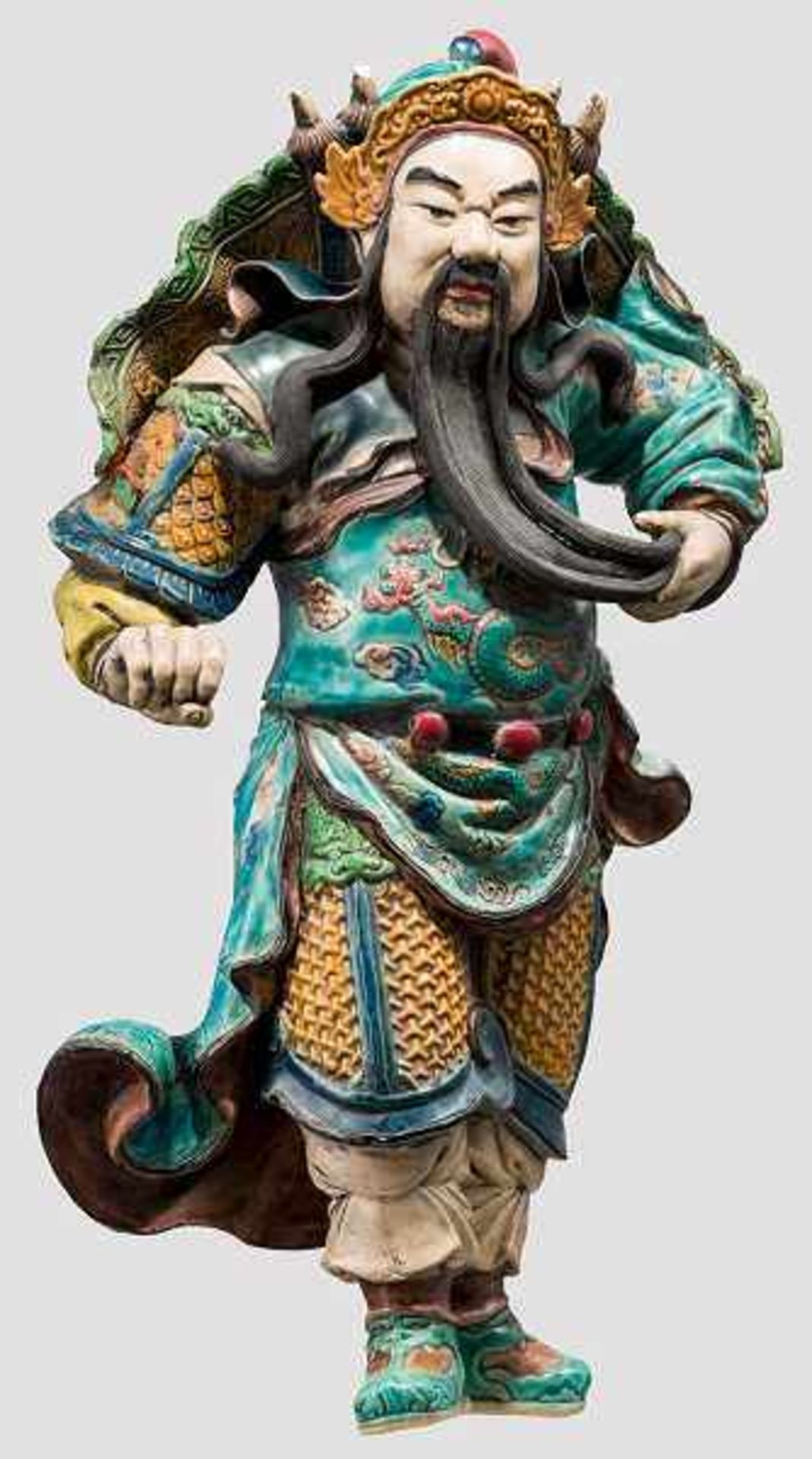 Keramikfigur des Guandi, China, 19. Jhdt. Vollplastisch gearbeitete Figur des Guandi aus farbig