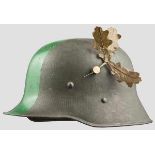 Stahlhelm nach deutschem Modell 1916, Erste Republik Feldgrau lackierte Stahlglocke, grasgrün