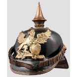 Helm M 1871 eines Einjährig-Freiwilligen im IR 114 Kammerstück. Die schwarz gelackte Lederglocke mit