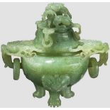Großes Deckelgefäß aus hellgrüner Jade, China, 20. Jhdt. Einteilig geschnittenes, bauchiges Gefäß