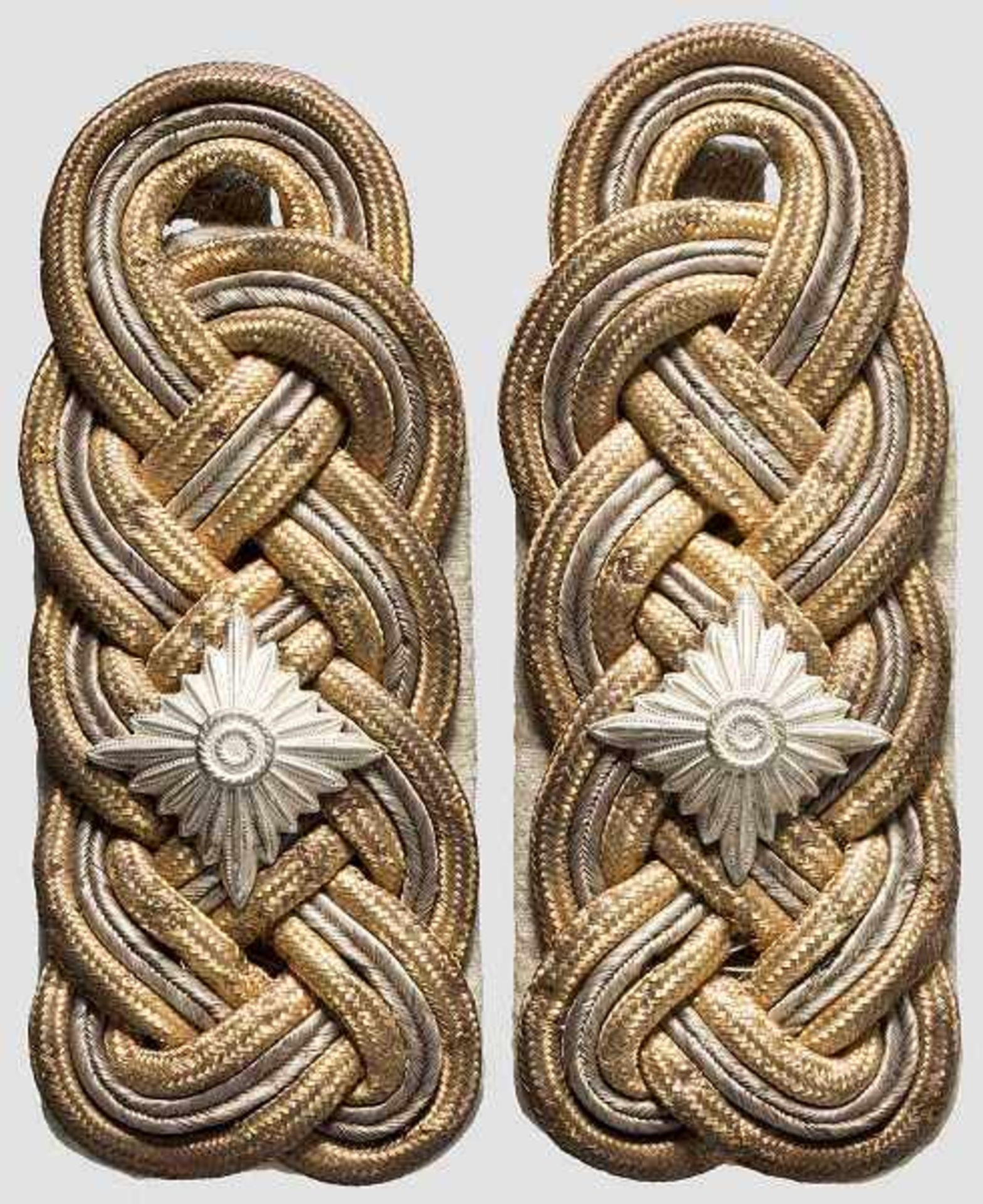 Ein Paar Schulterklappen für Gruppenführer und Generalleutnant der Waffen-SS Goldsilbernes
