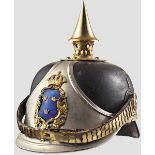 Helm für Offiziere in der Art des Dragonerhelms um 1900 Schwarz lackierter Lederkorpus mit