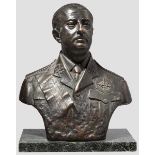 General Franco (1892 - 1975) - Portraitbüste und Wandbehang Schwerer Bronze-Hohlguss. Franco in