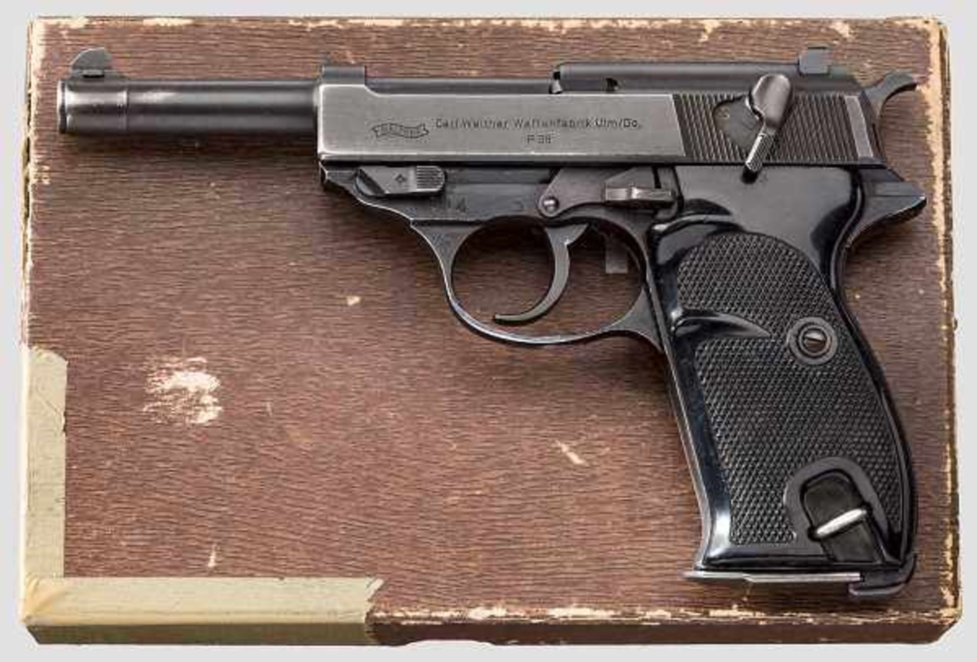 Walther P 38, im Karton Kal. 9 mm Luger, Nr. 359004. Nummerngleich. Blanker Lauf. Achtschüssig.