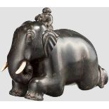 Geschnittener, liegender Elefant mit seinem Führer, China(?), 19. Jhdt. Dunkler, harter Stein, die