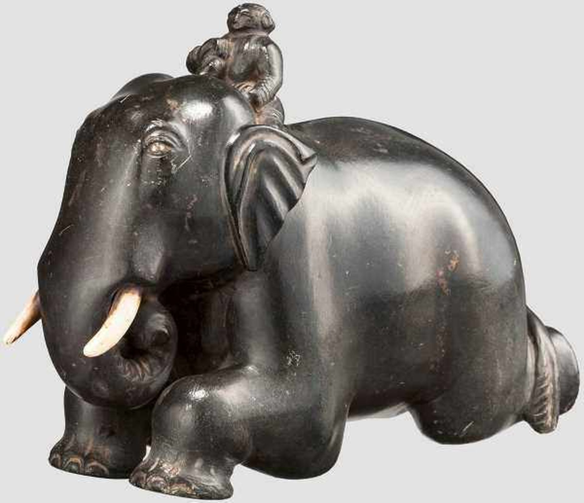 Geschnittener, liegender Elefant mit seinem Führer, China(?), 19. Jhdt. Dunkler, harter Stein, die