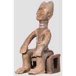 Terrakotta-Grabfigur der Akan, Ghana Bräunliche Keramik mit leichter Alterspatina. Sitzende,