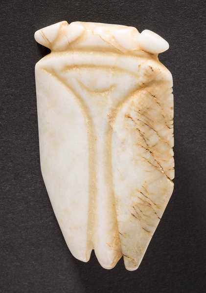 A Carved Jade Cicada, Han Dynasty 漢代玉雕蟬 Width 3.2 cm， height 5.4 cm. 寬 3.2 cm, 高 5.4 cm. Zustand: