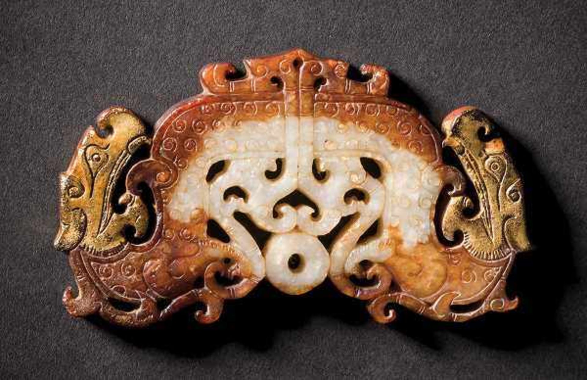 A Gilded Jade Pendant with ‘Double Dragon Heads’ Motif and Grain Design, Han Dynasty 漢代玉雕谷紋雙龍首貼金玉佩
