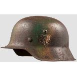 Stahlhelm M 42 mit Tarnanstrich Glocke mit mitgeprägten Belüftungsöffnungen, stark flugrostig bzw.