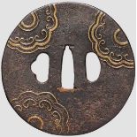 Tsuba, Japan um 1600 Eisernes Marugata Tsuba im Yoshiro-Stil. Auf etwas korrodierter, glatter Platte