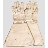 Ein Paar Handschuhe für Fahnenträger Fingerhandschuhe aus weißem Glattleder mit langen, weit