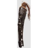 Kugelbehälter aus dunklem Horn, Indonesien, 19. Jhdt. Fein geschnitzter Kugelspender aus Büffelhorn.